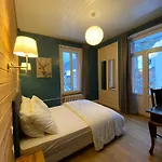 La Maison Des Familles 10 *